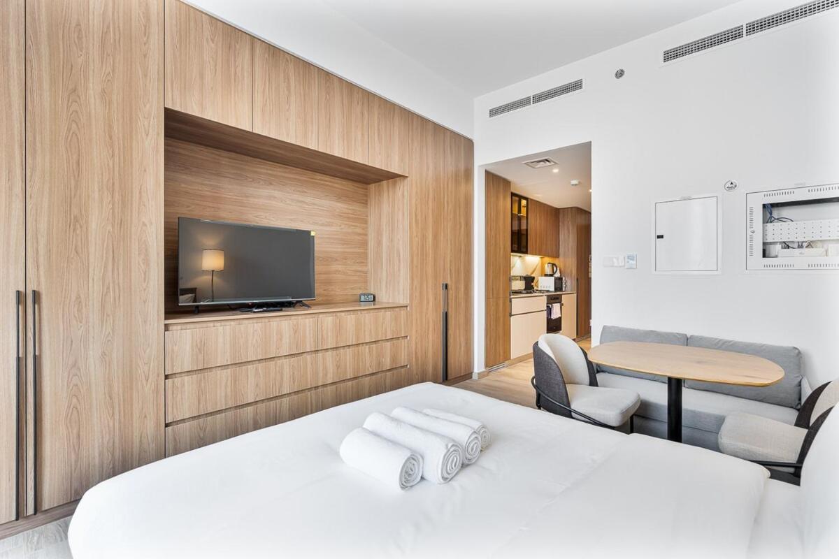 Apartment Bright Studio In Jvc With Pool And Gym Access *