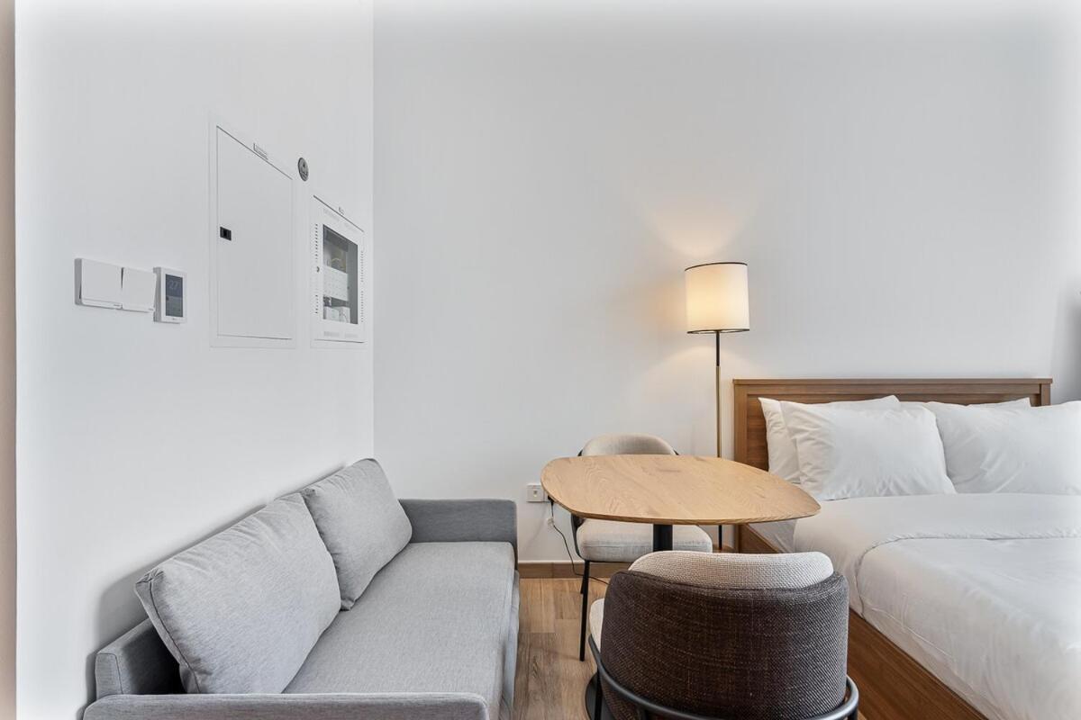 Bright Studio In Jvc With Pool And Gym Access